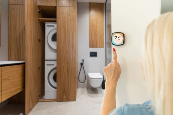 집안의 온도를 수있도록 집안의 장치를 똑똑하게 에너지 자동화 디지털 스크린 — 스톡 사진