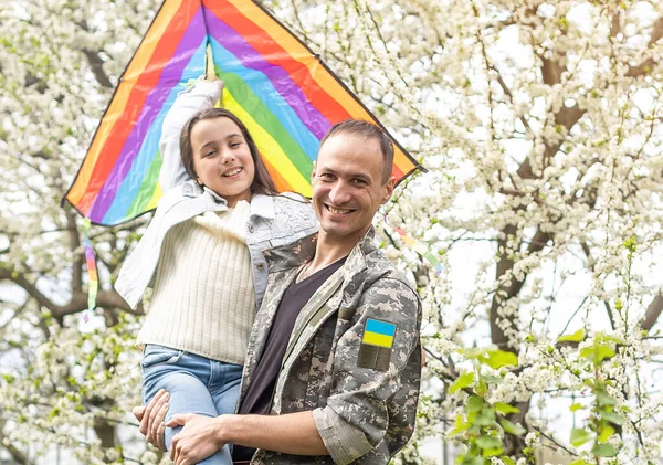 Padre Uniforme Militare Ucraina Sua Figlia Ricongiungimento Familiare — Foto Stock