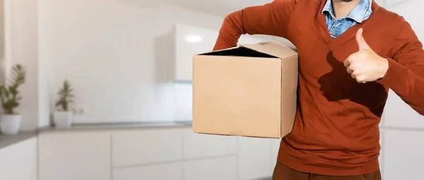 Homem Levantando Caixas Papelão Interior Apartamento — Fotografia de Stock