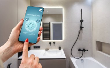 Su algılı ev kontrol uygulamalı akıllı telefon, akıllı ev konsepti
