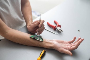 Mikro çip implantasyonuyla birlikte. X-Ray görüntüsü yakın çekim. İnsanların yontulması, nüfusu kontrol etmek.