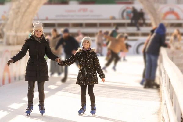 Mother Her Daughters Skates Ice Skating — Stockfoto