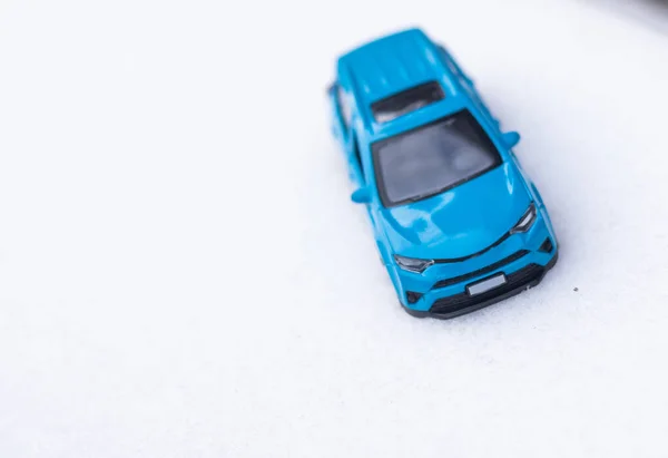 青いおもちゃの車を雪で間近に見る — ストック写真