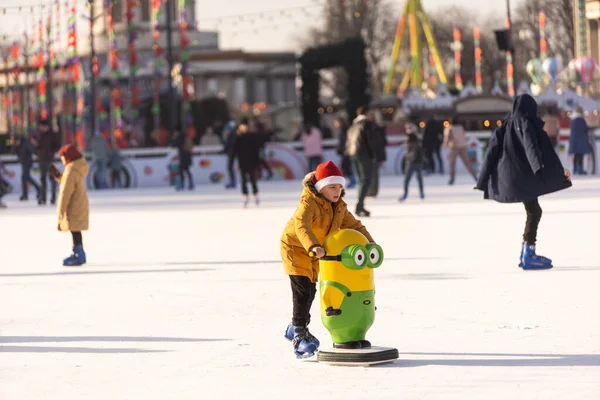 Kyiv Ukraine Januari 2023 Schaatsen Mensen Hebben Plezier Ijsbaan Van — Stockfoto
