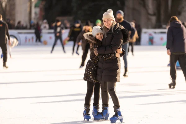 Mother Daughter Skateing Ice — Stockfoto