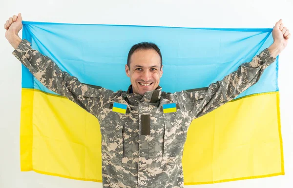 Militar Ucraniano Sostiene Bandera Nacional Sus Manos Como Símbolo Fortaleza — Foto de Stock