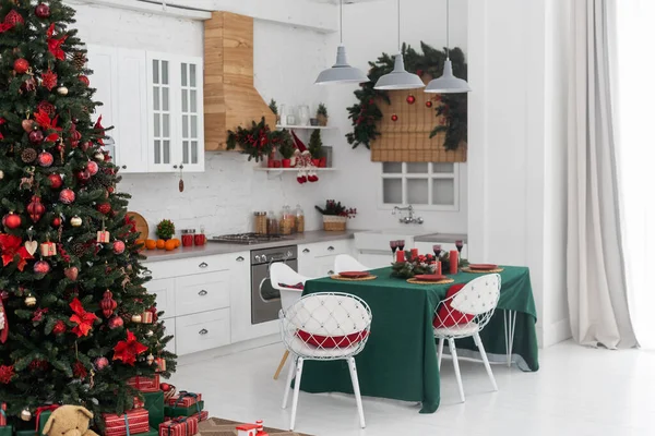 Wnętrze Lekka Kuchnia Czerwony Wystrój Bożego Narodzenia Przygotowanie Obiadu Domu — Zdjęcie stockowe