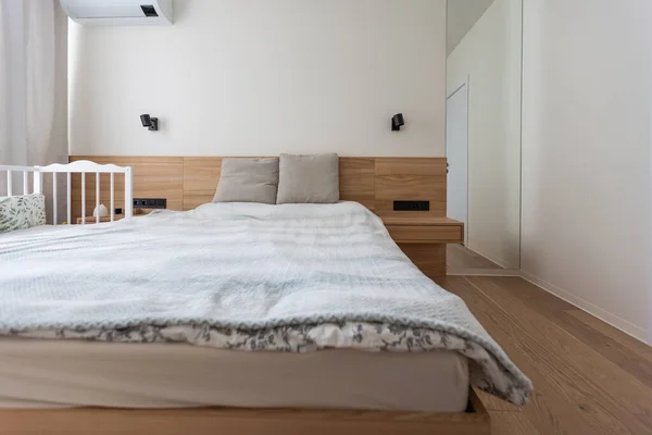 Helle Und Gemütliche Moderne Schlafzimmereinrichtung Mit Babybett Weißen Wänden Und — Stockfoto