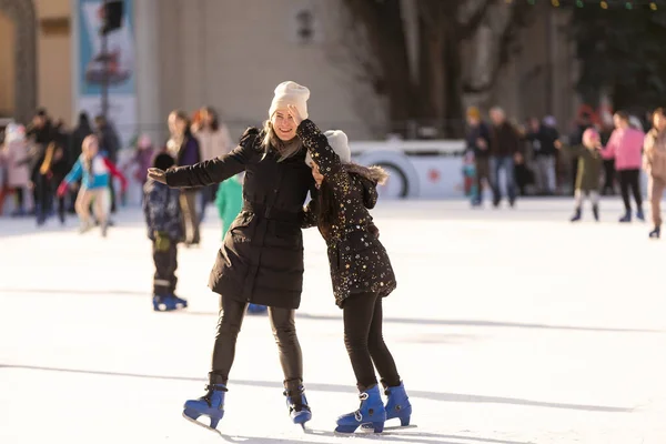 Adorable Young Mother Her Daughter Ice Rink — Stockfoto