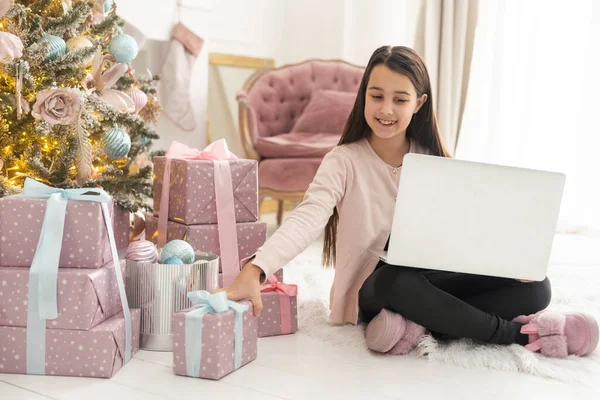 Szczęśliwa Dziewczyna Pomocą Laptopa Domu Podczas Bożego Narodzenia — Zdjęcie stockowe