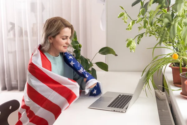 Happy Woman Employee Sitting Wrapped Usa Flag Shouting Joy Office — Foto de Stock