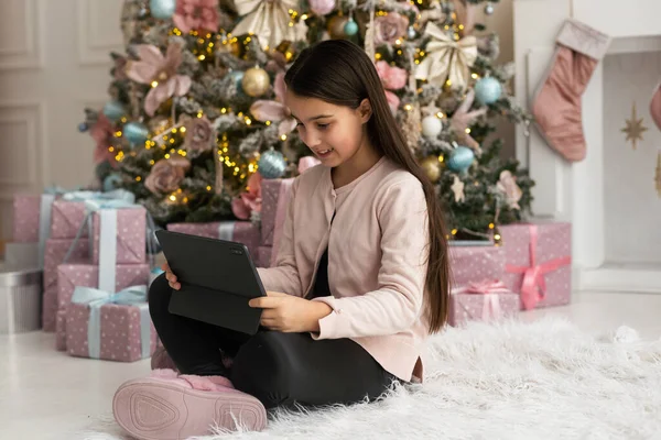 Menina Feliz Usando Laptop Casa Durante Natal — Fotografia de Stock