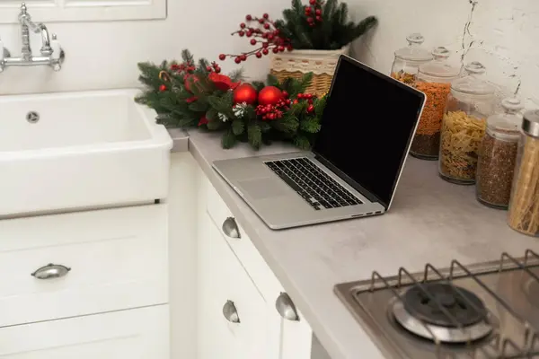 Laptop Boże Narodzenie Kuchnia Wnętrza Widok Przodu — Zdjęcie stockowe