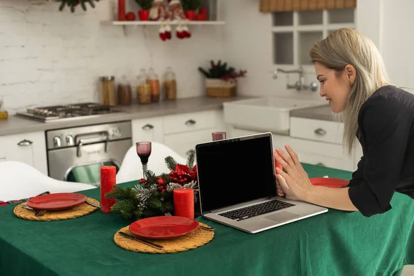 Zakenvrouw Die Werkt Laptop Tijdens Feestdagen Typen Computer Toetsenbord Kerstmis — Stockfoto
