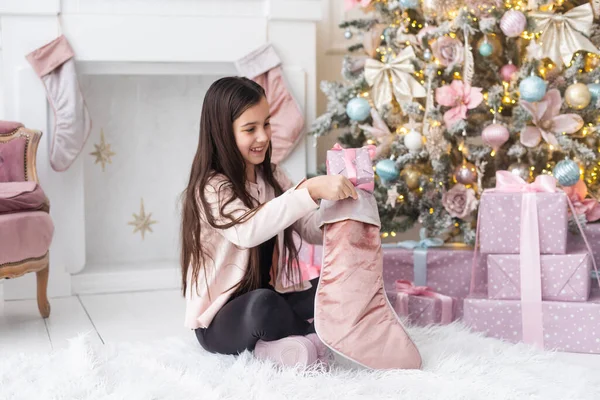 Vrolijk Klein Meisje Neemt Cadeautjes Van Een Kerstsok — Stockfoto