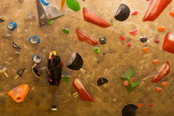 Meisje Gratis Klimmen Kunstmatige Muur Sportschool Boulderen — Stockfoto