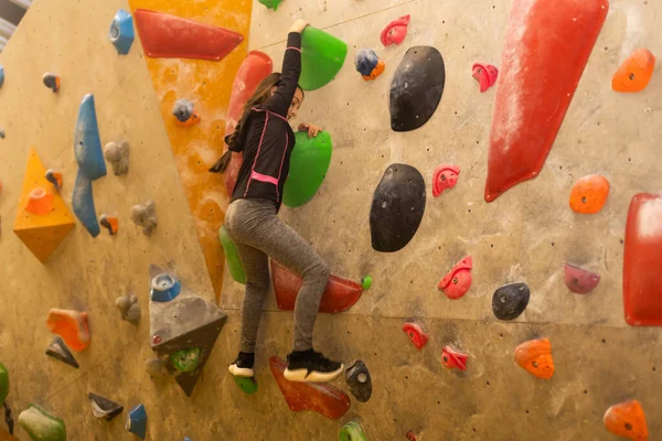 Adolescente Escalando Una Pared Roca —  Fotos de Stock