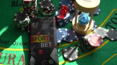 Yeşil masada renkli poker fişleri. Yüksek kalite fotoğraf