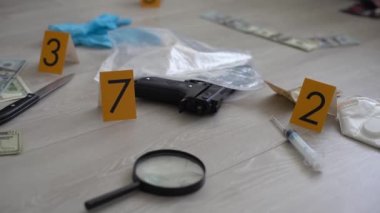 Olay yeri inceleme, tabanca ve yerde kan lekesi olan mermi kovanı. Yüksek kalite fotoğraf