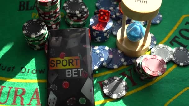 Kolorowe Żetony Pokerowe Zielonym Stole Wysokiej Jakości Zdjęcie — Wideo stockowe
