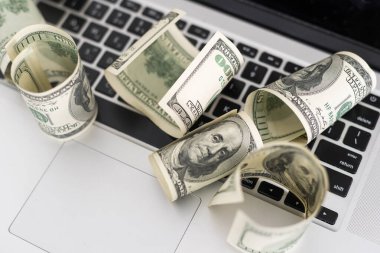 Beyaz modern bilgisayar klavyesinde 100 dolarlık banknotlar