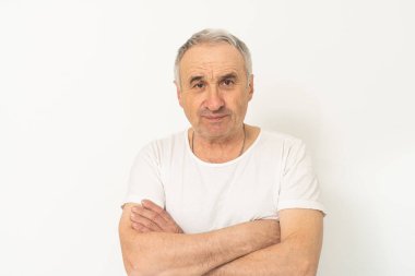 Yaşlı bir adam beyaz bir arka plan üzerinde.