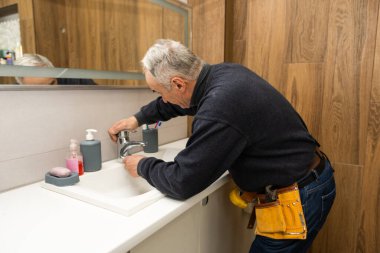 Adam onarım ve tamir leaky musluk banyo