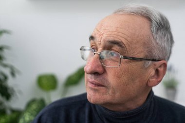 Portre yaşlı adam gri arka plan üzerinde.