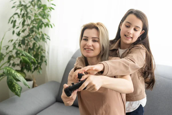 Mutter Und Tochter Spielen Hause Videospiele Auf Laptop — Stockfoto