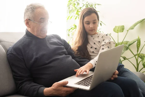 Nonno Nipote Con Laptop — Foto Stock