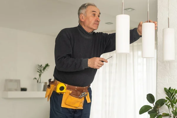 Älterer Mann Wechselt Glühbirnen Rentner Erledigt Hausarbeit Ersetzt Glühbirnen Und — Stockfoto