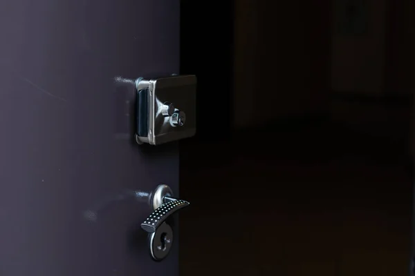 Die Tür Öffnen Moderne Weiße Tür Mit Verchromtem Metallgriff Elemente — Stockfoto
