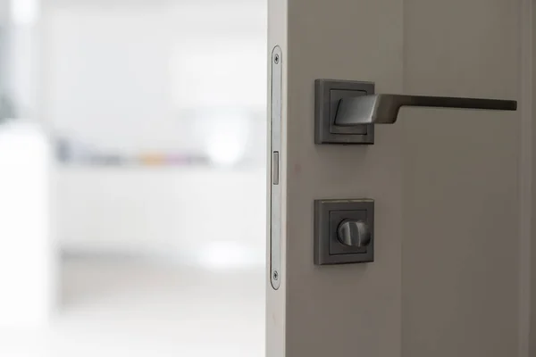 Chromgriff Mit Schlüsselloch Weißer Tür Mit Paneelen Rahmen Eintritt Nahaufnahme — Stockfoto