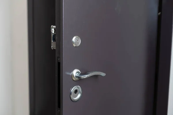 Para Abrir Porta Porta Branca Moderna Com Punho Metal Cromado — Fotografia de Stock