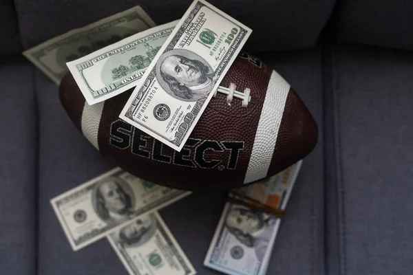 Dinero Pelota Rugby Sobre Fondo Gris Concepto Apuesta Deportiva — Foto de Stock