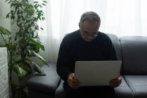 一个英俊而成熟的男人 坐在家里的办公室里 在笔记本电脑上工作 — 图库照片