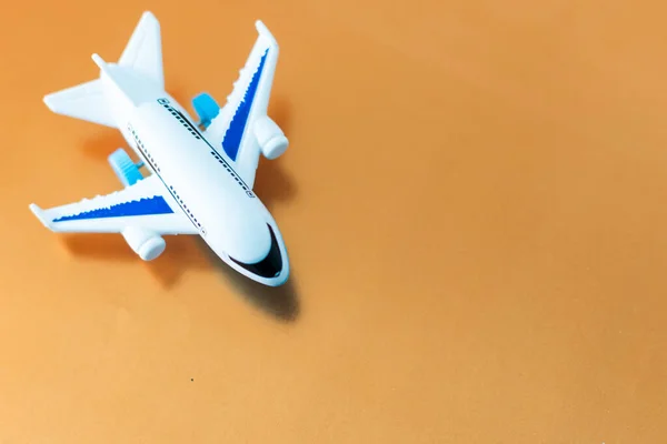 Turuncu Arka Planda Uçak Düz Yatış Seyahat Konsepti — Stok fotoğraf