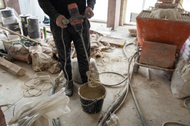 Alt duvar sıva ile genel giyen inşaat işçisi yenilenen daireli ev araçları. Sıvacı yenilenen kapalı duvar ve tavan float ve alçı ile. İnşaat bitirme işleri