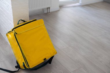 Modern sarı termo çanta, buzdolabı..