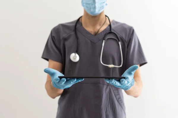 Ung Manlig Läkare Som Håller Tabletten Med Medicinsk Hälsa Koncept — Stockfoto