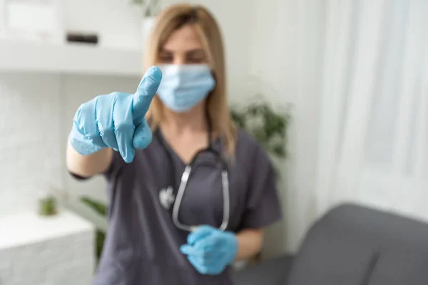 Médicos Sexo Feminino Mãos Luvas Azuis Nitrilo Mostrar Dedo — Fotografia de Stock