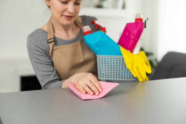집안에서 여과기를 사용하여 식탁을 청소하는 여자들 — 스톡 사진