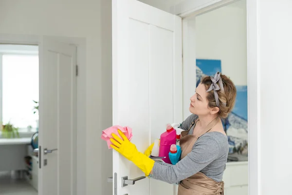 Mulher Limpar Casa Trabalhos Domésticos — Fotografia de Stock