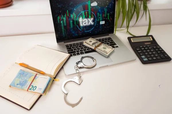 Dinheiro Forma Imposto Calculadora Caneta Mesa Algemas Laptop — Fotografia de Stock