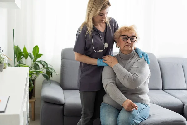 Fürsorgliche Junge Krankenschwester Ärztin Helfend Händchenhalten Von Glücklichen Behinderten Oder — Stockfoto