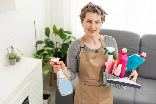 Una Donna Che Pulisce Casa Lavori Domestici — Foto Stock