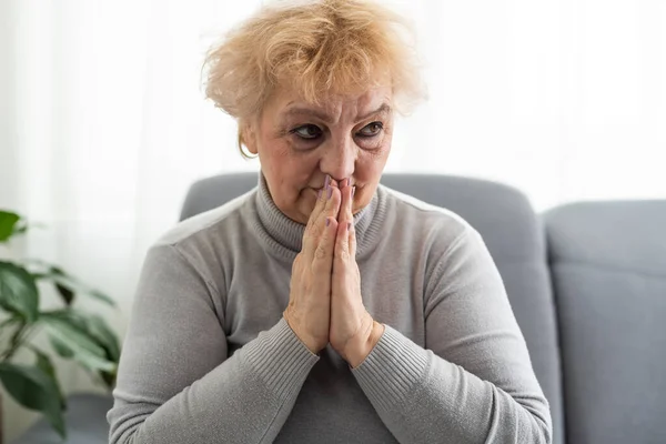 Starsza Kobieta Trzyma Dłonie Geście Modlitwy Zamyka Oczy Modli Się — Zdjęcie stockowe