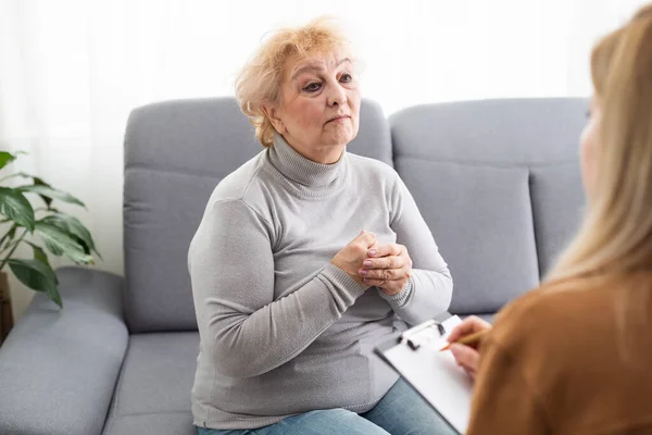 Deprimerade Äldre Kvinna Talar Med Kvinnlig Psykolog — Stockfoto