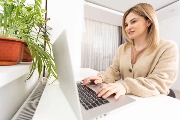 Close Vista Superior Trabalho Mulher Concentrada Laptop Gerenciar Despesas Familiares — Fotografia de Stock