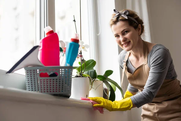 Kobieta Sprzątanie Polerowanie Blat Kuchenny Detergentem Sprayu Sprzątanie Higieny Koncepcji — Zdjęcie stockowe